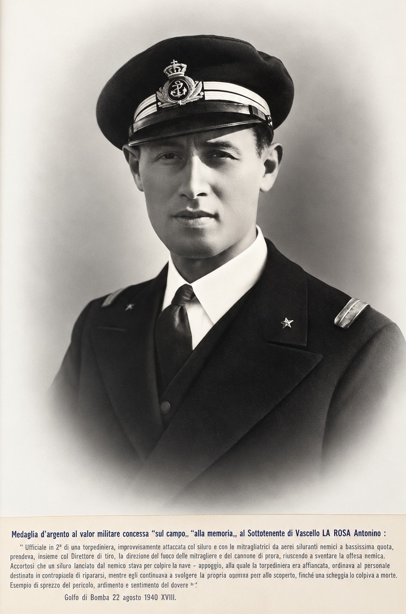 Ritratto commemorativo ricostruito digitalmente del Sottotenente di Vascello Antonio Nino La Rosa, con la motivazione della Medaglia d’Argento al Valor Militare